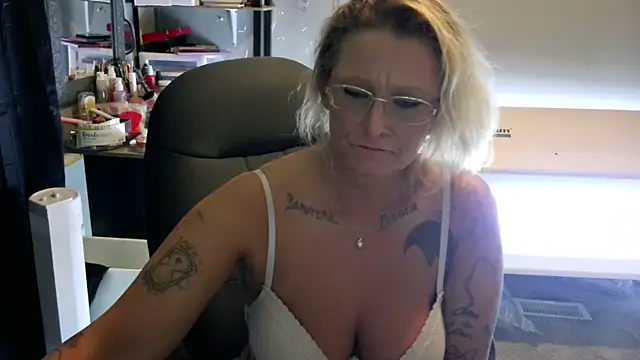 Snapshot of Lisalovely6981 chatting on 8, 1, 2025 Lisalovely6981 online show from 8, 1, 2025