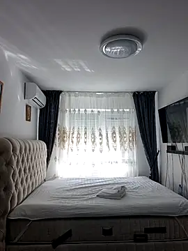 AvaLloyd online show from 20, 3, 2025