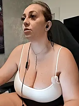 AvaLloyd online show from 5, 10, 2025