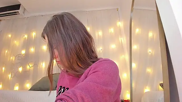 Petite Lucie online show from 20, 2, 2025