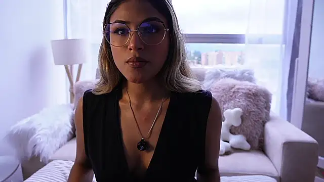 SaraParisi online show from 5, 3, 2025