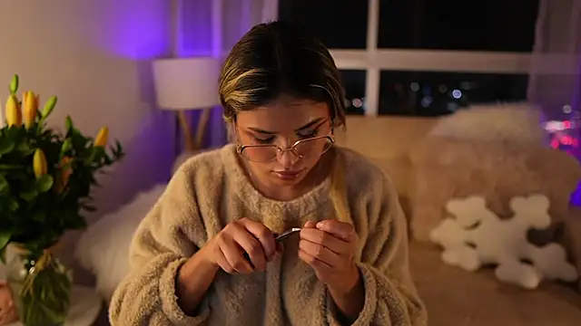 SaraParisi online show from 7, 3, 2025