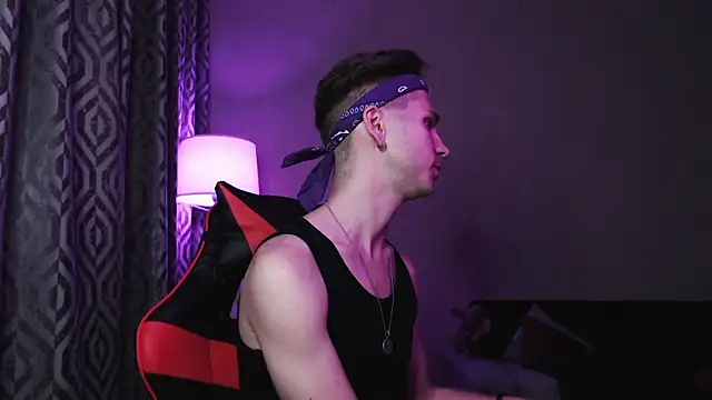 Joseph  Quinn online show from 15, 10, 2025