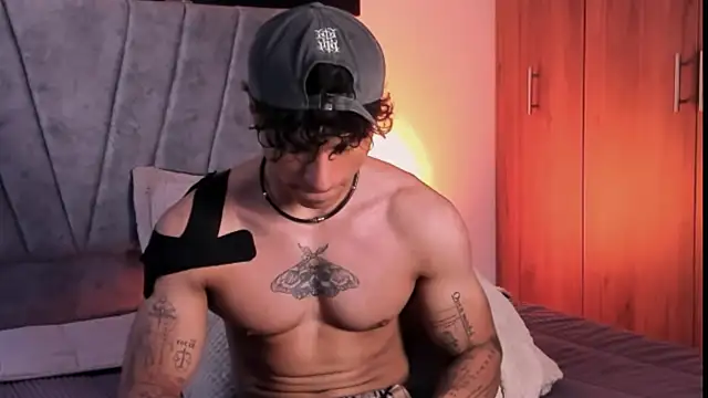 Snapshot of Thomas_Fit1 chatting on 8, 10, 2025 Thomas Fit1 online show from 8, 10, 2025