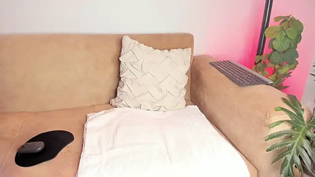 iam-ella18 online show from 28, 11, 2025