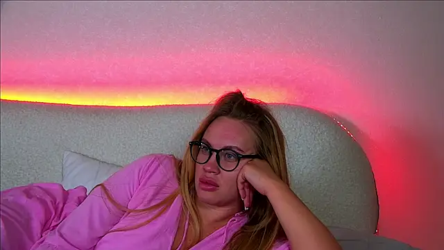 MariaNeumann online show from 3, 2, 2025