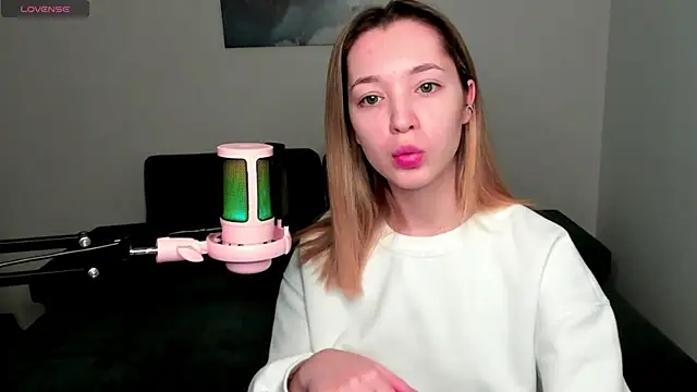 MiaThaine online show from 6, 1, 2025