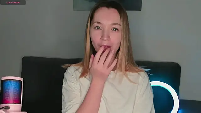 MiaThaine online show from 6, 2, 2025