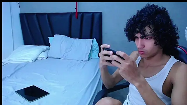 Snapshot of Tayronx33 chatting on 2, 11, 2025 Tayronx33 online show from 2, 11, 2025