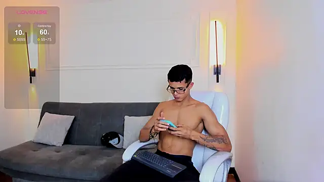 Snapshot of Paradise_boy_s chatting on 12, 11, 2025 Paradise boy s online show from 12, 11, 2025