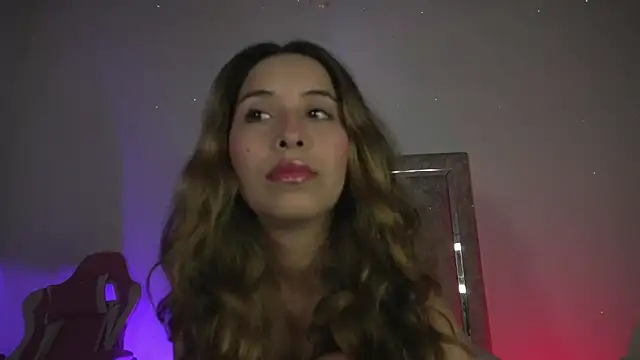 Snapshot of little-Emma chatting on 25, 5, 2026 little-Emma online show from 25, 5, 2026