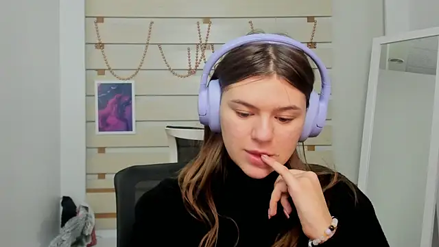 Josephine Kiss online show from 8, 2, 2025