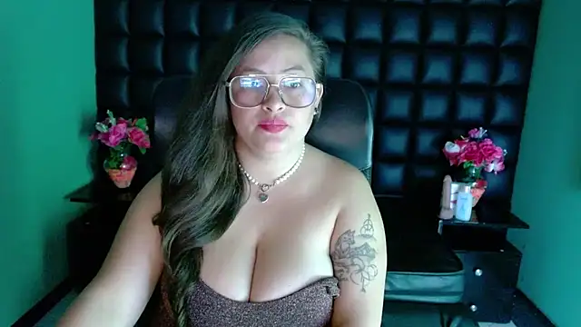 Snapshot of SaraThomso chatting on 5, 12, 2024 SaraThomso online show from 5, 12, 2024