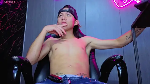 Snapshot of kevinbigcokc18 chatting on 19, 11, 2025 kevinbigcokc18 online show from 19, 11, 2025