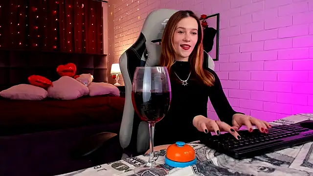 LolaLemona online show from 2, 3, 2025