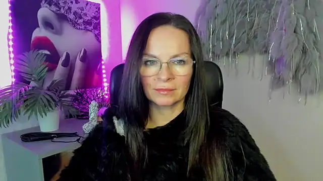 HelenLuxx online show from 4, 3, 2026