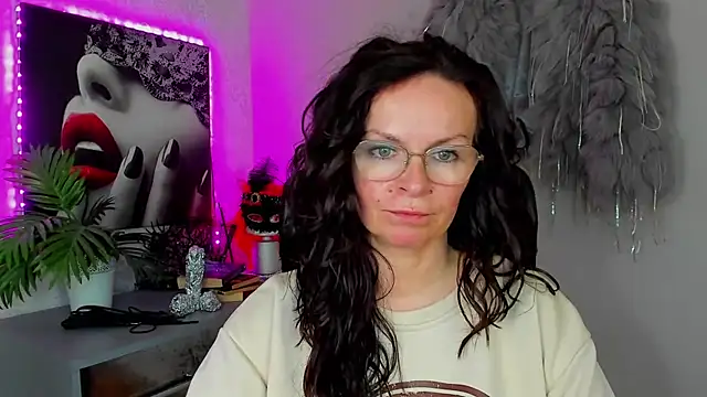 HelenLuxx online show from 15, 4, 2026