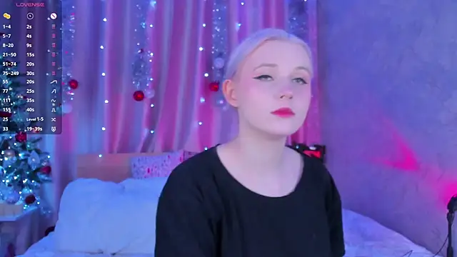 Snapshot of SweeteRose_Royce chatting on 4, 1, 2025 SweeteRose Royce online show from 4, 1, 2025