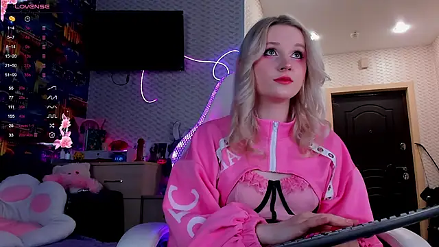 Snapshot of SweeteRose_Royce chatting on 11, 11, 2025 SweeteRose Royce online show from 11, 11, 2025