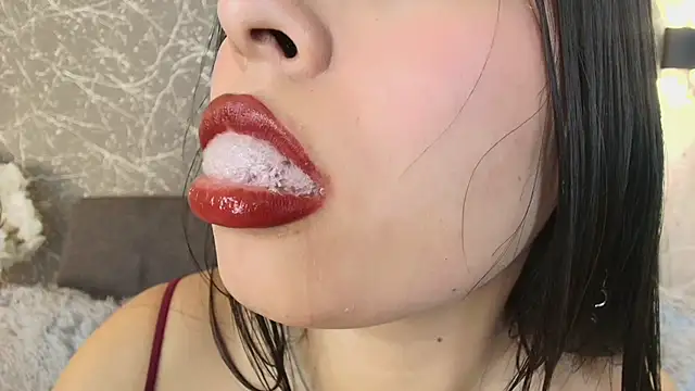 Snapshot of mia_roux13 chatting on 14, 2, 2025 mia roux13 online show from 14, 2, 2025