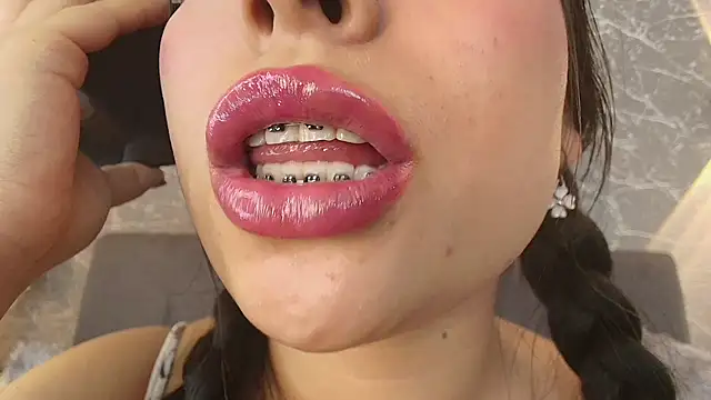 Snapshot of mia_roux13 chatting on 1, 3, 2025 mia roux13 online show from 1, 3, 2025