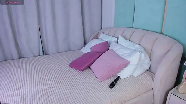 Snapshot of Love_is_Lola chatting on 10, 1, 2025 Love is Lola online show from 10, 1, 2025