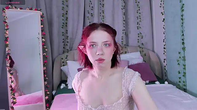 Snapshot of Love_is_Lola chatting on 8, 2, 2025 Love is Lola online show from 8, 2, 2025