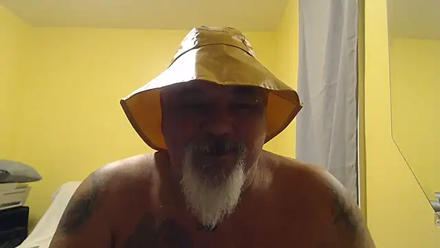 Newfiesausage1972 online show from 12, 11, 2025