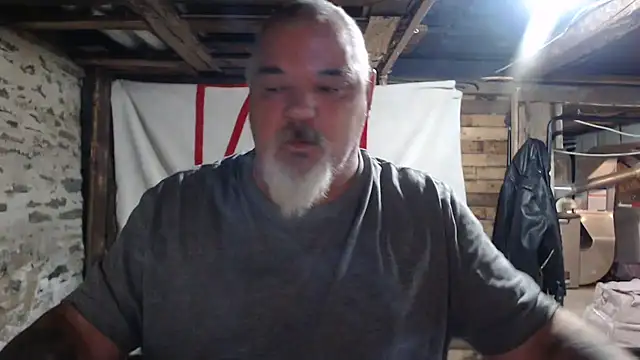 Newfiesausage1972 online show from 18, 11, 2025