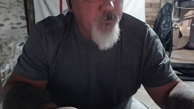 Newfiesausage1972 online show from 20, 11, 2025