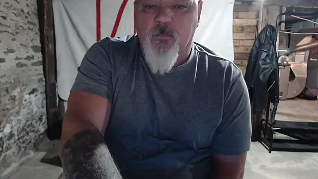 Newfiesausage1972 online show from 21, 11, 2025