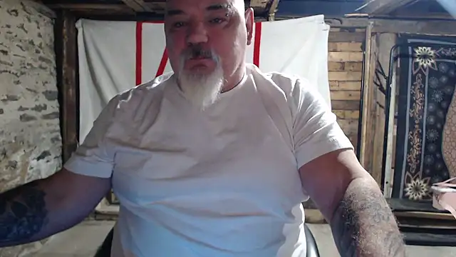 Newfiesausage1972 online show from 16, 1, 2026