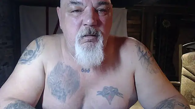 Newfiesausage1972 online show from 2, 4, 2026