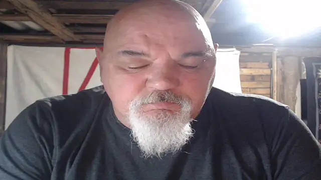 Newfiesausage1972 online show from 16, 4, 2026