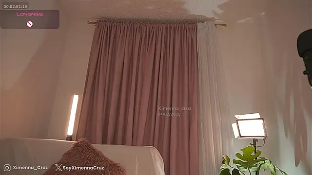 Ximenna Cruz online show from 5, 2, 2025