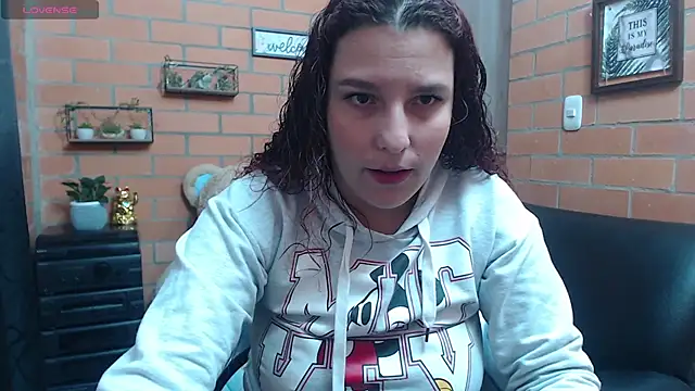 Snapshot of alexia_87 chatting on 12, 9, 2025 alexia 87 online show from 12, 9, 2025