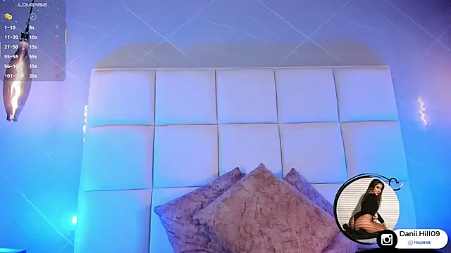 danii hill  online show from 11, 11, 2025