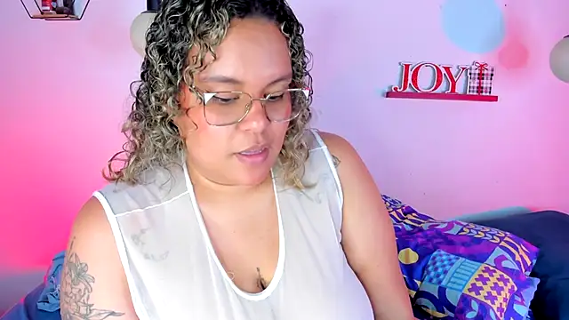 Snapshot of monicabbw_ chatting on 4, 3, 2025 monicabbw online show from 4, 3, 2025