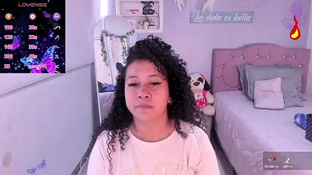 Kenia tompson01 online show from 5, 12, 2024