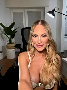 Snapshot of Lena_Blom chatting on 3, 10, 2025 Lena Blom online show from 3, 10, 2025