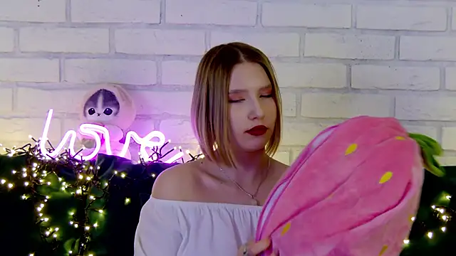 LiliLinn online show from 4, 3, 2025