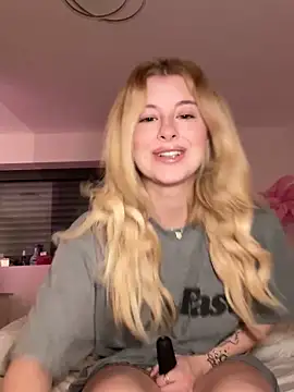 Snapshot of Mia-Minou chatting on 4, 2, 2025 Mia-Minou online show from 4, 2, 2025