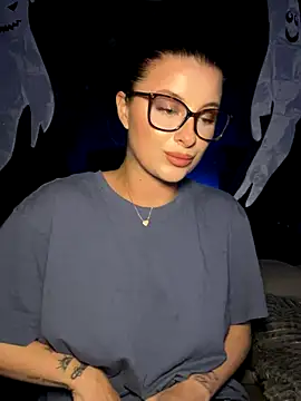 Snapshot of Mia-Minou chatting on 7, 10, 2025 Mia-Minou online show from 7, 10, 2025