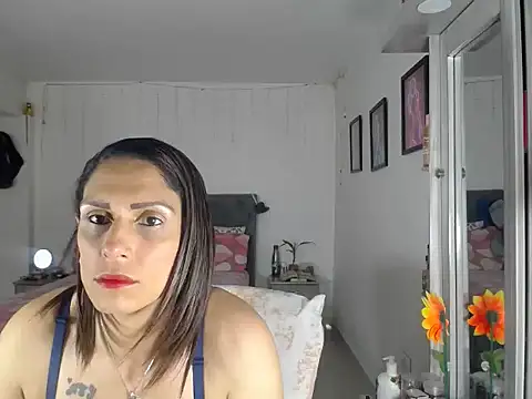 Corina hot online show from 3, 10, 2025