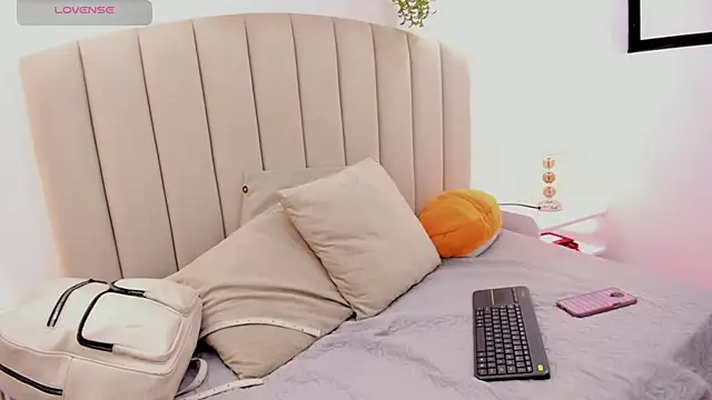 Mia thompson 19 online show from 22, 10, 2025