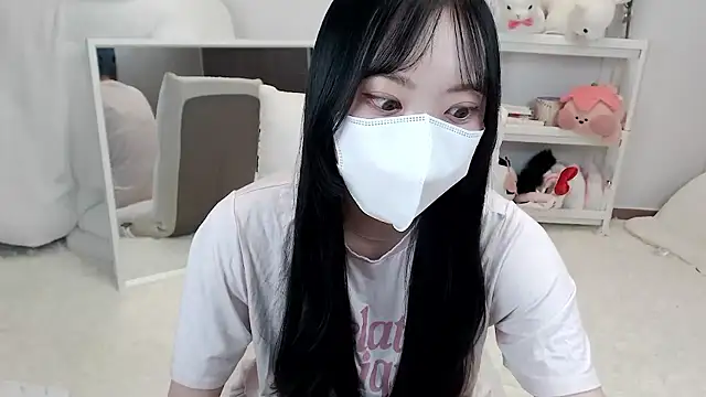 Snapshot of momo_room chatting on 5, 6, 2026 momo room online show from 5, 6, 2026
