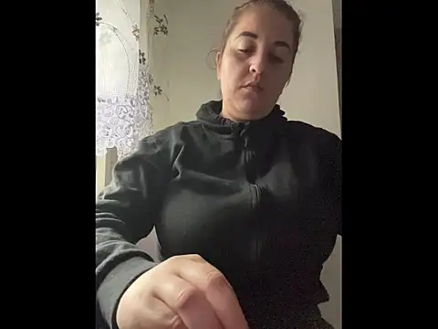 Snapshot of yzabell18 chatting on 10, 10, 2025 yzabell18 online show from 10, 10, 2025