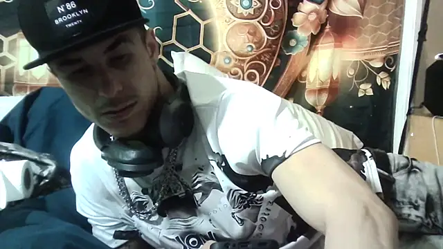 Snapshot of --D-a-D-D-y- chatting on 11, 11, 2025 --D-a-D-D-y- online show from 11, 11, 2025