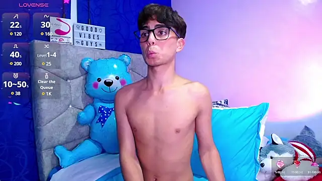 Snapshot of OwenBluee chatting on 4, 12, 2024 OwenBluee online show from 4, 12, 2024