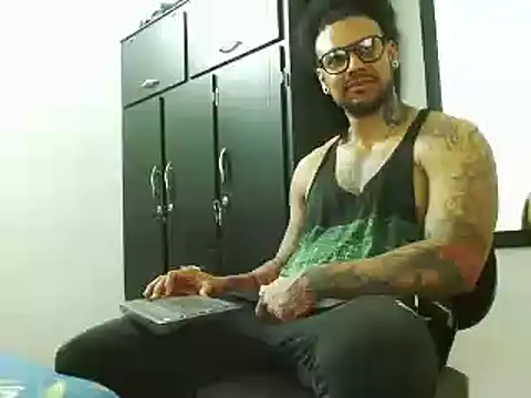 Snapshot of LewisStrong chatting on 1, 10, 2025 LewisStrong online show from 1, 10, 2025